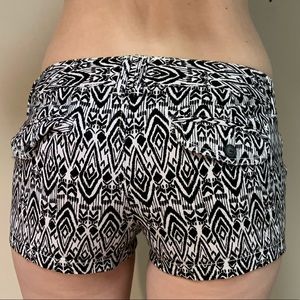 Black and white American Eagle stretch shorts.